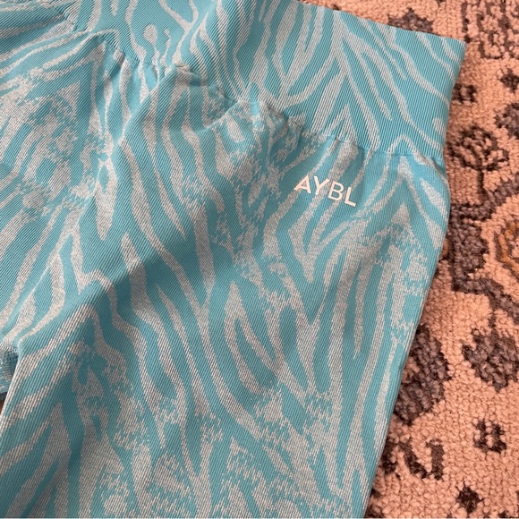 AYBL Seamless Short - Picture 4 of 7